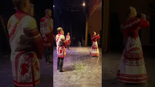 Русский народный ансамбль "Любо-Мило" спел армянскую песню на концерте в Армении.