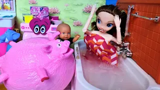 FLYING PIG🐷 IN OUR BATHROOM🤣 KATYA AND MAX are a fun family! Funny Barbie Dolls DARINELKA TV