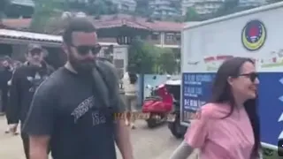 Barış Arduc de la mano con su esposa