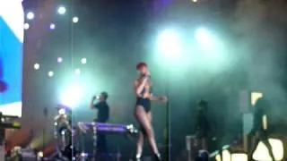Rihanna- shut up and drive live in rock in rio madrid 2010