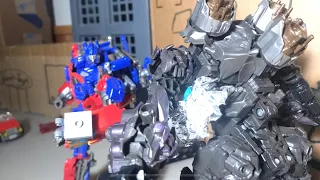 Transformers Dark of The Moon Chicago Battle [Part 1, Optimus's Rage] (Transformers Stop Motion)