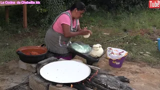 In my country house I prepare delicious chicken tinga empanadas.🍗