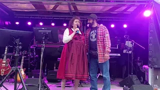 Gstanzl Queen Renate Maier beim 14 Rosa Stangerl Maibaumfest in München 2022