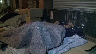 Moradores de rua em SP sofrem com frio e crise