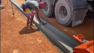 Obra de arte! Construção de meio fio /Guia com sarjeta de concreto extrusado.