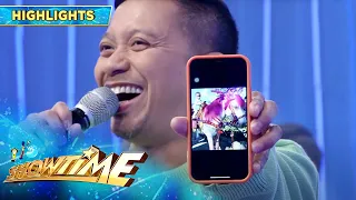 Jhong shows the picture of Sarina and Vice Ganda in Baguio | It's Showtime