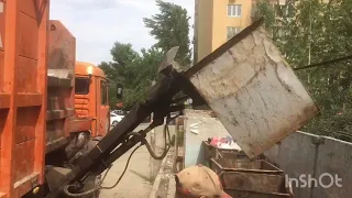 Мусоровоз KAMAZ грузит мусор 🗑