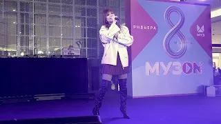 Юлия Савичева - "Если в сердце живёт любовь" (МУЗON Fest в ТРЦ Ривьера 08.03.2024)