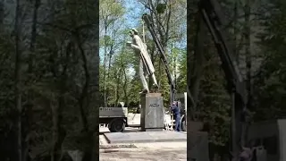 В Винницком центральном парке был демонтирован памятник советскому "писателю" Максиму "Горькому".