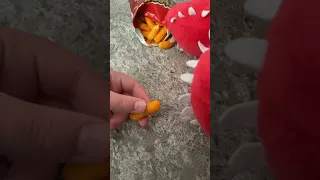 Boxy Boo tries Cheetos