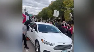 Автомобилист протаранил толпу участников пропалестинской акции в США