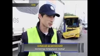 АВТО ЧП. У Києві на Окружній зіштовхнулись маршрутка і дві вантажівки