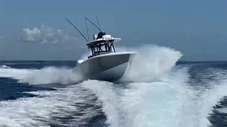 Fly-by ob a 35 Bahama, powered with twin Mercury V12 600hp #mercuryracing