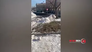 Жители Эгершельда наняли экскаватор, чтобы расчистить от снега к своим домам