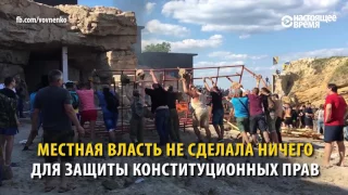 В Одессе группа людей сносит заборы, которые не дают им пройти к морю