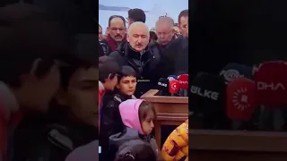 Erdoğanın korumasının depremzede çocuğa yaptığı hareket (kaldırılmadan izle)