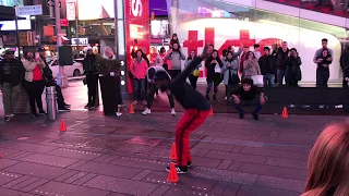 Уличные танцоры Нью-Йорка на  «Главном перекрестке мира»