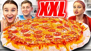 Wer ZULETZT aufhört XXL PIZZA zu essen 🍕😳 , gewinnt die Mystery Box  ! - Celina