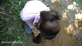 Digging Underground Building Survival Shelter | Bushcraft Hole Hut With Fire Stove | LIVING OFF GRID