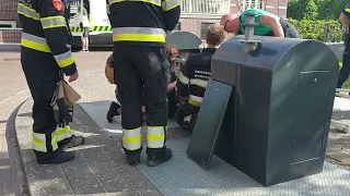 vogel bevrijd uit prullenbak door de brandweer (15-2-22)