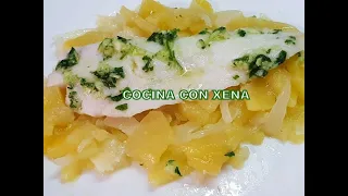 Merluza en salsa  verde, sobre cama de patatas, en Baúl Lékué II MICROONDAS II