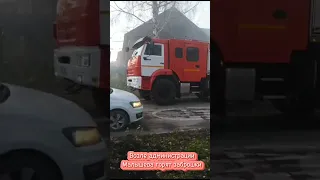 В посёлке МАЛЫШЕВА возле администрации горят заброшки