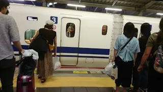 2019年8月14日 のぞみ186号19時代最初ののぞみ❗再び混雑してきて5人乗るとすぐ乗車出来なくなり積み残し客が発生させ発車【台風10号直撃前日の岡山駅】