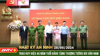 Nhật ký an ninh 28/5: Chủ tịch nước trao Huy hiệu 45 năm tuổi Đảng tặng Thượng tướng Bùi Văn Nam