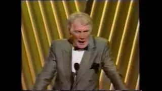 BR OSCAR 1992 Jack Palance faz flexão unilateral após receber prêmio por Amigos Sempre Amigos