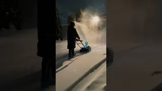 Аккумуляторный снегоуборщик greenworks 40v