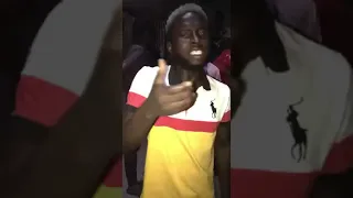 Yon ayisyen kap chante tout moun ap kriye pou mizik sa