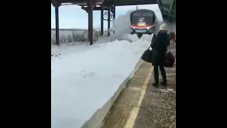 Поезд по снегу