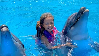 VLOG: Тая плавает с дельфинами !! Taya swims with dolphins ! ODESSA