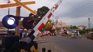 Rangkaian livery baru KA Siliwangi | Perlintasan Strobo WarungJambe, Cianjur, Jawa Barat