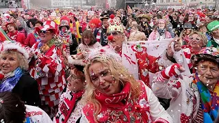 Thousands gather to celebrate opening of Cologne Carnival after COVID hiatus