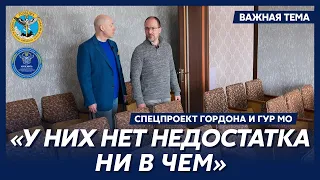 Гордон посетил жилые помещения и комнату для отдыха в лагере для русских военнопленных