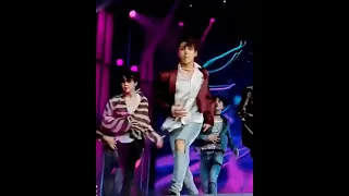 Jungkook show his six packs during fake love performance in BBMA 2018 #JK #bts #jungkook