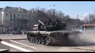 T-80 does a cool drift in mariupol