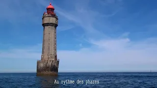 Le phare de la Jument à Ouessant vu de la mer