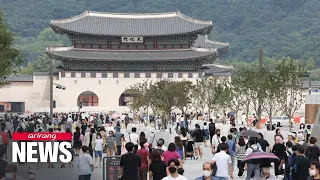 What attracts foreigners to Gwanghwamun Square?