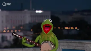 Kermit the Frog Performs "Rainbow Connection"