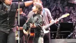 Bruce Springsteen - Young Fan Gets Guitar From Bruce - Dancing In The Dark - Kilkenny 2 - 28th July