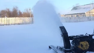 Самодельный снегоуборщик, глубокий снег, СРЕДНИЕ ОБОРОТЫ.