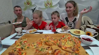 МУКБАНГ СЕМЕЙНАЯ ПИЦЦА | MUKBANG FAMILY PIZZA. Russian food | #pizza #пицца #StepFamily #mukbang
