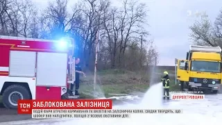 Водій фури вилетів з дороги та зупинив рух потягів на залізничній колії