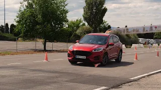 Ford Kuga PHEV 2019 - Maniobra de esquiva (moose test) y eslalon | km77.com