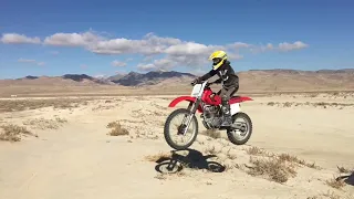 Honda XR200 and KTM XCW200 jumping competition in the desert. #shorts