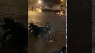 Chuva alaga ruas de Lago da Pedra