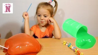 ЛИЗУН Сюрпризы в лизуне Ищем игрушки Надуваем пузыри из слизи Surprise toys in a slimy