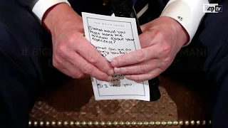 Trump incontra sopravvissuti alla strage in Florida, nelle mani tiene un biglietto: "Io vi ascolto"